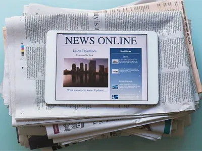 Polis Trafik Kecil dalam Pakaian Reflektif