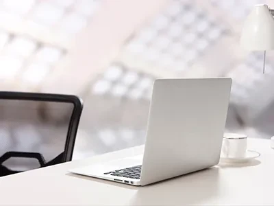 Polis Trafik Yang Memakai Jaket Reflektif Keselamatan Menyiasat 56 Kenderaan ...